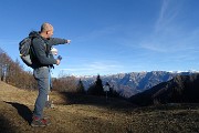 23 Al Passo Baciamorti (1540 m) vista verso le Orobie
